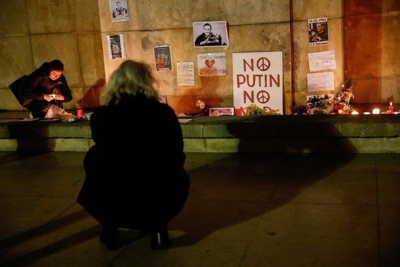 Orang-orang menghadiri protes dan kewaspadaan yang diadakan di depan kedutaan Rusia menyusul kematian pemimpin oposisi Rusia Alexei Navalny, di Kappara, Malta, 19 Februari 2024. (REUTERS/Darrin Zammit Lupi)