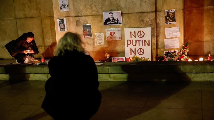 Orang-orang menghadiri protes dan kewaspadaan yang diadakan di depan kedutaan Rusia menyusul kematian pemimpin oposisi Rusia Alexei Navalny, di Kappara, Malta, 19 Februari 2024. (REUTERS/Darrin Zammit Lupi)