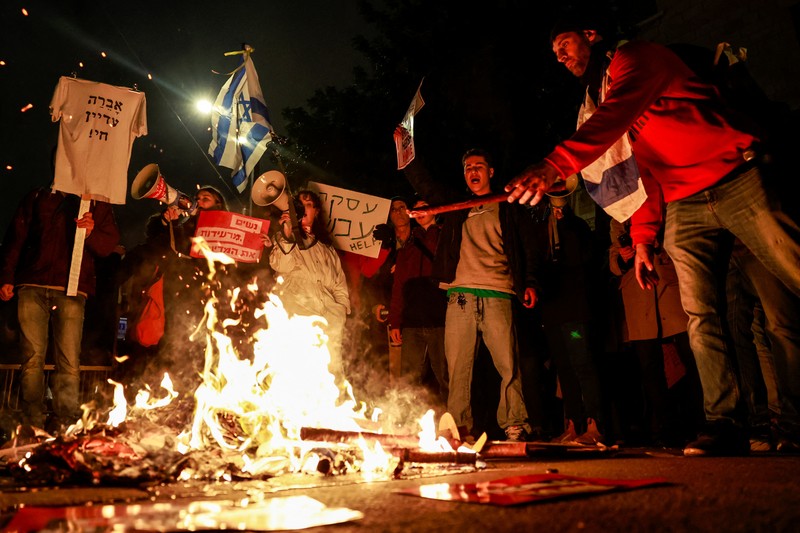 Demonstran berbaris menuju kediaman Perdana Menteri Israel Benjamin Netanyahu, saat melakukan protes terhadap pemerintah Israel, di tengah konflik yang sedang berlangsung antara Israel dan kelompok Islam Palestina Hamas, di Yerusalem, 19 Februari 2024. Demonstran berbaris menuju kediaman Perdana Menteri Israel Benjamin Netanyahu, saat melakukan protes terhadap pemerintah Israel, di tengah konflik yang sedang berlangsung antara Israel dan kelompok Islam Palestina Hamas, di Yerusalem, 19 Februari 2024. (REUTERS/Ammar Awad)