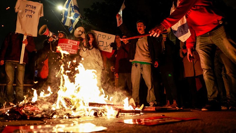Demonstran berbaris menuju kediaman Perdana Menteri Israel Benjamin Netanyahu, saat melakukan protes terhadap pemerintah Israel, di tengah konflik yang sedang berlangsung antara Israel dan kelompok Islam Palestina Hamas, di Yerusalem, 19 Februari 2024. (REUTERS/Ammar Awad)