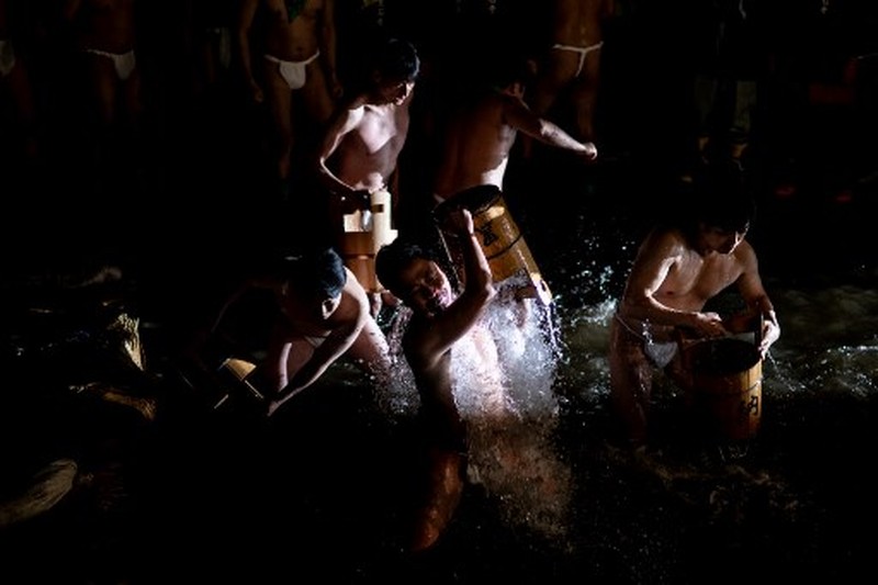 Para pria membersihkan tubuh mereka di sungai selama Festival Sominsai di Kuil Kokuseki-ji di Oshu, Prefektur Iwate, Jepang, pada 17 Februari 2024. (Photo by Philip FONG / AFP) Para pria membersihkan tubuh mereka di sungai selama Festival Sominsai di Kuil Kokuseki-ji di Oshu, Prefektur Iwate, Jepang, pada 17 Februari 2024. (Photo by Philip FONG / AFP)