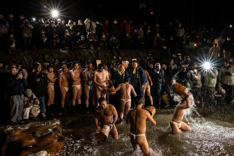 Para pria membersihkan tubuh mereka di sungai selama Festival Sominsai di Kuil Kokuseki-ji di Oshu, Prefektur Iwate, Jepang, pada 17 Februari 2024. (Photo by Philip FONG / AFP) Para pria membersihkan tubuh mereka di sungai selama Festival Sominsai di Kuil Kokuseki-ji di Oshu, Prefektur Iwate, Jepang, pada 17 Februari 2024. (Photo by Philip FONG / AFP)