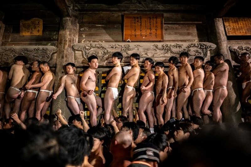 Para pria membersihkan tubuh mereka di sungai selama Festival Sominsai di Kuil Kokuseki-ji di Oshu, Prefektur Iwate, Jepang, pada 17 Februari 2024. (Photo by Philip FONG / AFP) Para pria membersihkan tubuh mereka di sungai selama Festival Sominsai di Kuil Kokuseki-ji di Oshu, Prefektur Iwate, Jepang, pada 17 Februari 2024. (Photo by Philip FONG / AFP)