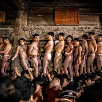 Potret Festival 'Pria Telanjang' di Kuil Kuno Jepang