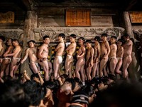Potret Festival 'Pria Telanjang' di Kuil Kuno Jepang