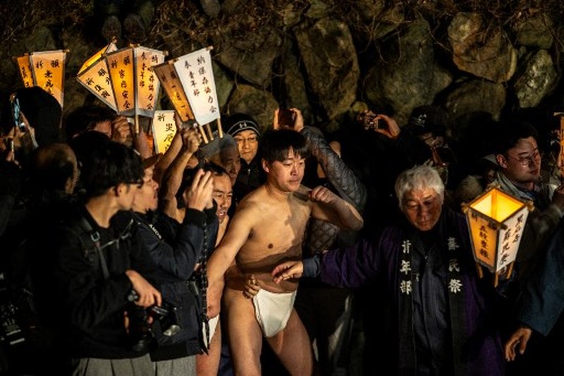 Para pria membersihkan tubuh mereka di sungai selama Festival Sominsai di Kuil Kokuseki-ji di Oshu, Prefektur Iwate, Jepang, pada 17 Februari 2024. (Photo by Philip FONG / AFP) Para pria membersihkan tubuh mereka di sungai selama Festival Sominsai di Kuil Kokuseki-ji di Oshu, Prefektur Iwate, Jepang, pada 17 Februari 2024. (Photo by Philip FONG / AFP)