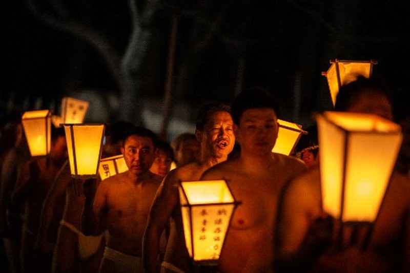 Para pria membersihkan tubuh mereka di sungai selama Festival Sominsai di Kuil Kokuseki-ji di Oshu, Prefektur Iwate, Jepang, pada 17 Februari 2024. (Photo by Philip FONG / AFP) Para pria membersihkan tubuh mereka di sungai selama Festival Sominsai di Kuil Kokuseki-ji di Oshu, Prefektur Iwate, Jepang, pada 17 Februari 2024. (Photo by Philip FONG / AFP)