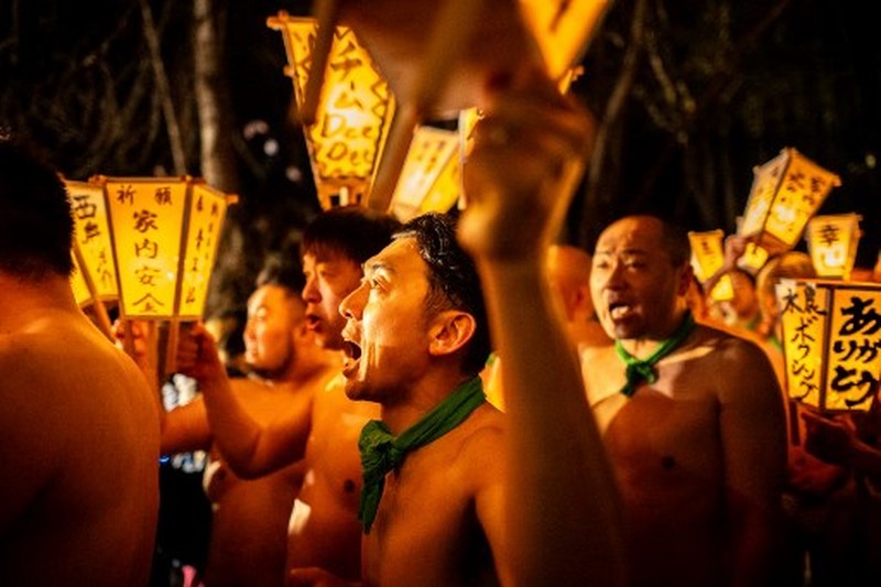 Para pria membersihkan tubuh mereka di sungai selama Festival Sominsai di Kuil Kokuseki-ji di Oshu, Prefektur Iwate, Jepang, pada 17 Februari 2024. (Photo by Philip FONG / AFP) Para pria membersihkan tubuh mereka di sungai selama Festival Sominsai di Kuil Kokuseki-ji di Oshu, Prefektur Iwate, Jepang, pada 17 Februari 2024. (Photo by Philip FONG / AFP)