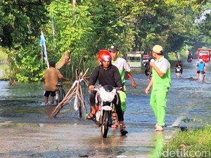 Top! Siswa SMK di Gresik Buka Servis Motor Gratis di Tengah Banjir