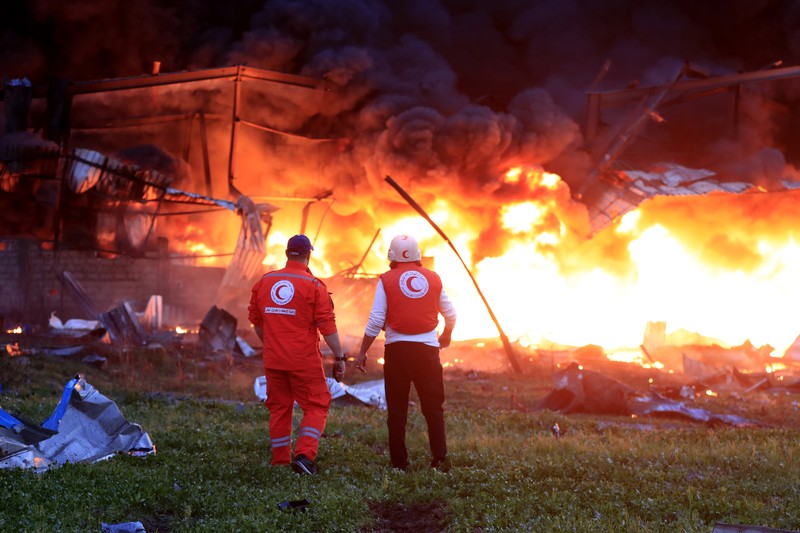 Asap hitam dan api membubung dari gudang yang terbakar, diserang oleh serangan Israel, di kawasan industri, di kota pesisir selatan Ghazieh, Lebanon, Senin, 19 Februari 2024. Asap hitam dan api membubung dari gudang yang terbakar, diserang oleh serangan Israel, di kawasan industri, di kota pesisir selatan Ghazieh, Lebanon, Senin, 19 Februari 2024. Angkatan udara Israel melakukan setidaknya dua serangan udara di dekat wilayah selatan kota pelabuhan Sidon dalam salah satu serangan terbesar di dekat kota besar, media pemerintah melaporkan. (AP Photo/Mohammed Zaatari)