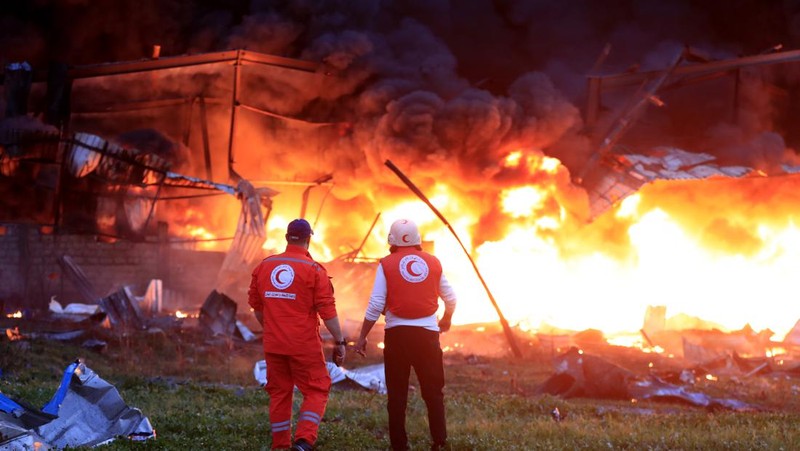 Asap hitam dan api membubung dari gudang yang terbakar, diserang oleh serangan Israel, di kawasan industri, di kota pesisir selatan Ghazieh, Lebanon, Senin, 19 Februari 2024. Angkatan udara Israel melakukan setidaknya dua serangan udara di dekat wilayah selatan kota pelabuhan Sidon dalam salah satu serangan terbesar di dekat kota besar, media pemerintah melaporkan. (AP Photo/Mohammed Zaatari)
