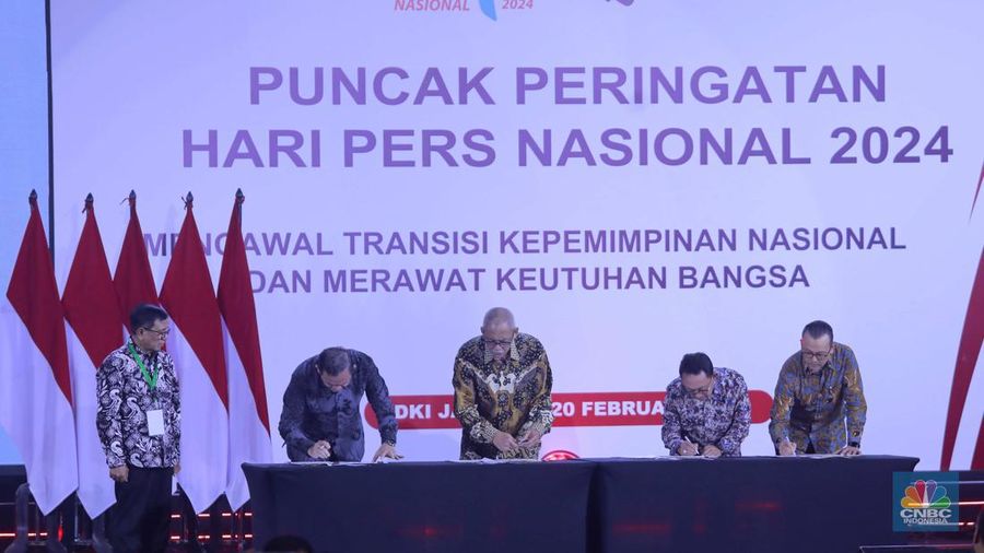 Presiden RI Joko Widodo di dampingi, kiri - kanan :PJ Gubernur DKI Jakarta, Heru Budi Hartono, Ketua Dewan Pers, Ninik Rahayu, Ketua PWI, Hendry CH Bangun, Ketua MPR  Bambang Soesatyo, Sekretaris Kabinet Indonesia Pramono Anung dan Menkominfo Budi Ari Setiadi dalam acara Puncak Peringatan Hari Pers Nasional 2024 pada Selasa (20/2/2024). (CNBC Indonesia/Muhammad Sabki)