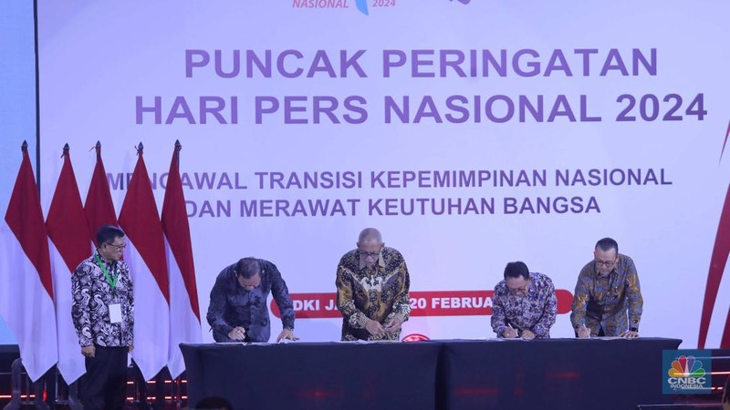 Presiden RI Joko Widodo di dampingi, kiri - kanan :PJ Gubernur DKI Jakarta, Heru Budi Hartono, Ketua Dewan Pers, Ninik Rahayu, Ketua PWI, Hendry CH Bangun, Ketua MPR  Bambang Soesatyo, Sekretaris Kabinet Indonesia Pramono Anung dan Menkominfo Budi Ari Setiadi dalam acara Puncak Peringatan Hari Pers Nasional 2024 pada Selasa (20/2/2024). (CNBC Indonesia/Muhammad Sabki)