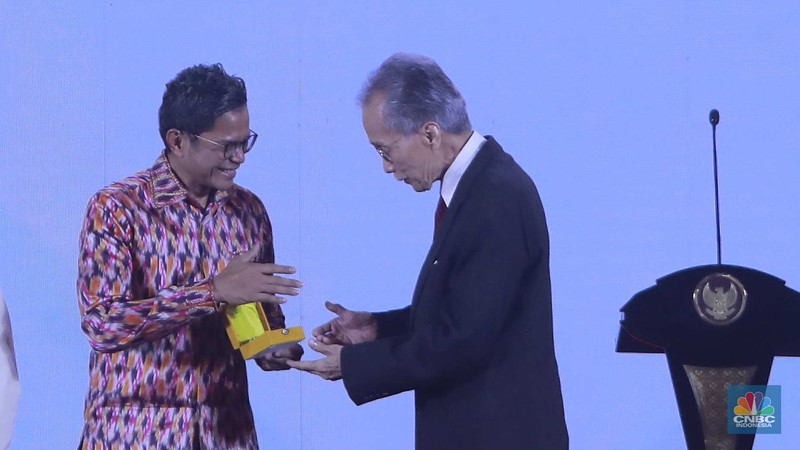 Presiden RI Joko Widodo di dampingi, kiri - kanan :PJ Gubernur DKI Jakarta, Heru Budi Hartono, Ketua Dewan Pers, Ninik Rahayu, Ketua PWI, Hendry CH Bangun, Ketua MPR Bambang Soesatyo, Sekretaris Kabinet Indonesia Pramono Anung dan Menkominfo Budi Ari Setiadi dalam acara Puncak Peringatan Hari Pers Nasional 2024 pada Selasa (20/2/2024). Presiden RI Joko Widodo di dampingi, kiri - kanan :PJ Gubernur DKI Jakarta, Heru Budi Hartono, Ketua Dewan Pers, Ninik Rahayu, Ketua PWI, Hendry CH Bangun, Ketua MPR Bambang Soesatyo, Sekretaris Kabinet Indonesia Pramono Anung dan Menkominfo Budi Ari Setiadi dalam acara Puncak Peringatan Hari Pers Nasional 2024 pada Selasa (20/2/2024). (CNBC Indonesia/Muhammad Sabki)