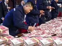 Viral Karyawan Kantor Ini Rebutan Bonus yang Digelar di Meja