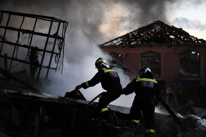 Asap hitam dan api membubung dari gudang yang terbakar, diserang oleh serangan Israel, di kawasan industri, di kota pesisir selatan Ghazieh, Lebanon, Senin, 19 Februari 2024. Asap hitam dan api membubung dari gudang yang terbakar, diserang oleh serangan Israel, di kawasan industri, di kota pesisir selatan Ghazieh, Lebanon, Senin, 19 Februari 2024. Angkatan udara Israel melakukan setidaknya dua serangan udara di dekat wilayah selatan kota pelabuhan Sidon dalam salah satu serangan terbesar di dekat kota besar, media pemerintah melaporkan. (AP Photo/Mohammed Zaatari)