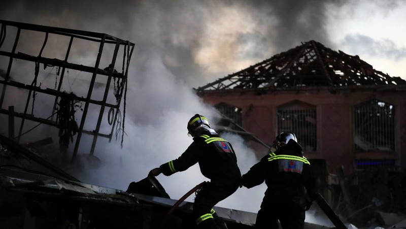 Asap hitam dan api membubung dari gudang yang terbakar, diserang oleh serangan Israel, di kawasan industri, di kota pesisir selatan Ghazieh, Lebanon, Senin, 19 Februari 2024. Angkatan udara Israel melakukan setidaknya dua serangan udara di dekat wilayah selatan kota pelabuhan Sidon dalam salah satu serangan terbesar di dekat kota besar, media pemerintah melaporkan. (AP Photo/Mohammed Zaatari)