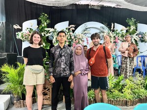 Pernikahannya Didatangi 2 Bule Nyasar, Pengantin di Kulon Progo Malah Senang