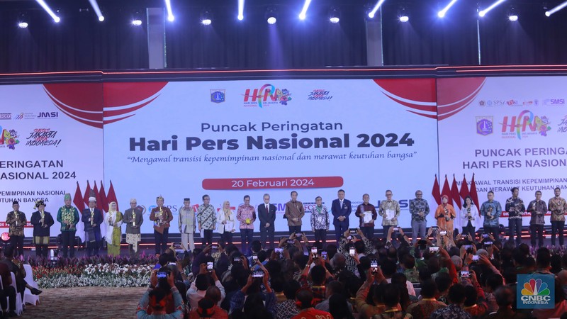 Presiden RI Joko Widodo di dampingi, kiri - kanan :PJ Gubernur DKI Jakarta, Heru Budi Hartono, Ketua Dewan Pers, Ninik Rahayu, Ketua PWI, Hendry CH Bangun, Ketua MPR Bambang Soesatyo, Sekretaris Kabinet Indonesia Pramono Anung dan Menkominfo Budi Ari Setiadi dalam acara Puncak Peringatan Hari Pers Nasional 2024 pada Selasa (20/2/2024). Presiden RI Joko Widodo di dampingi, kiri - kanan :PJ Gubernur DKI Jakarta, Heru Budi Hartono, Ketua Dewan Pers, Ninik Rahayu, Ketua PWI, Hendry CH Bangun, Ketua MPR Bambang Soesatyo, Sekretaris Kabinet Indonesia Pramono Anung dan Menkominfo Budi Ari Setiadi dalam acara Puncak Peringatan Hari Pers Nasional 2024 pada Selasa (20/2/2024). (CNBC Indonesia/Muhammad Sabki)