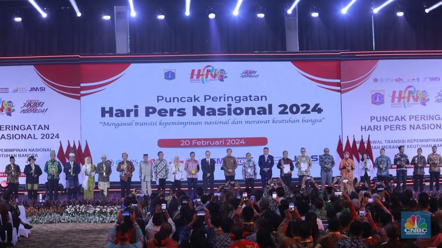 Presiden RI Joko Widodo di dampingi, kiri - kanan :PJ Gubernur DKI Jakarta, Heru Budi Hartono, Ketua Dewan Pers, Ninik Rahayu, Ketua PWI, Hendry CH Bangun, Ketua MPR  Bambang Soesatyo, Sekretaris Kabinet Indonesia Pramono Anung dan Menkominfo Budi Ari Setiadi dalam acara Puncak Peringatan Hari Pers Nasional 2024 pada Selasa (20/2/2024). (CNBC Indonesia/Muhammad Sabki)