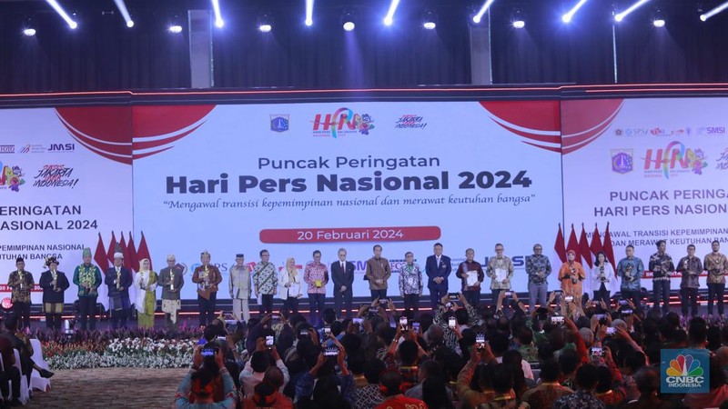 Presiden RI Joko Widodo di dampingi, kiri - kanan :PJ Gubernur DKI Jakarta, Heru Budi Hartono, Ketua Dewan Pers, Ninik Rahayu, Ketua PWI, Hendry CH Bangun, Ketua MPR  Bambang Soesatyo, Sekretaris Kabinet Indonesia Pramono Anung dan Menkominfo Budi Ari Setiadi dalam acara Puncak Peringatan Hari Pers Nasional 2024 pada Selasa (20/2/2024). (CNBC Indonesia/Muhammad Sabki)
