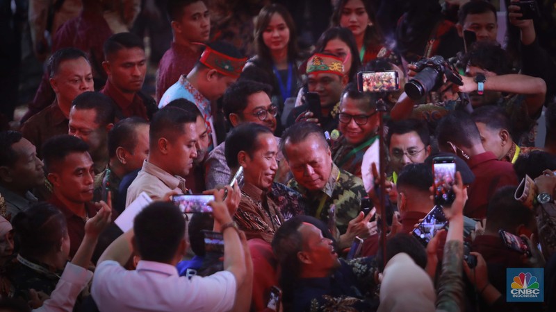 Presiden RI Joko Widodo di dampingi, kiri - kanan :PJ Gubernur DKI Jakarta, Heru Budi Hartono, Ketua Dewan Pers, Ninik Rahayu, Ketua PWI, Hendry CH Bangun, Ketua MPR Bambang Soesatyo, Sekretaris Kabinet Indonesia Pramono Anung dan Menkominfo Budi Ari Setiadi dalam acara Puncak Peringatan Hari Pers Nasional 2024 pada Selasa (20/2/2024). Presiden RI Joko Widodo di dampingi, kiri - kanan :PJ Gubernur DKI Jakarta, Heru Budi Hartono, Ketua Dewan Pers, Ninik Rahayu, Ketua PWI, Hendry CH Bangun, Ketua MPR Bambang Soesatyo, Sekretaris Kabinet Indonesia Pramono Anung dan Menkominfo Budi Ari Setiadi dalam acara Puncak Peringatan Hari Pers Nasional 2024 pada Selasa (20/2/2024). (CNBC Indonesia/Muhammad Sabki)