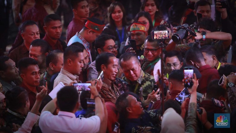 Presiden RI Joko Widodo di dampingi, kiri - kanan :PJ Gubernur DKI Jakarta, Heru Budi Hartono, Ketua Dewan Pers, Ninik Rahayu, Ketua PWI, Hendry CH Bangun, Ketua MPR  Bambang Soesatyo, Sekretaris Kabinet Indonesia Pramono Anung dan Menkominfo Budi Ari Setiadi dalam acara Puncak Peringatan Hari Pers Nasional 2024 pada Selasa (20/2/2024). (CNBC Indonesia/Muhammad Sabki)