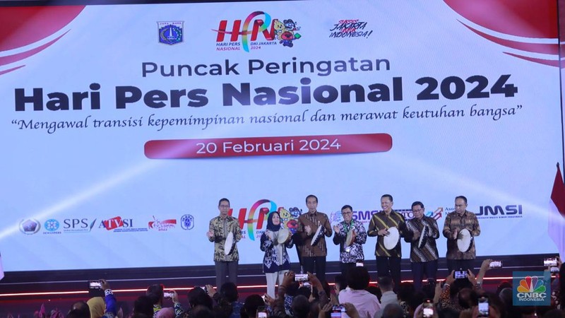 Presiden RI Joko Widodo di dampingi, kiri - kanan :PJ Gubernur DKI Jakarta, Heru Budi Hartono, Ketua Dewan Pers, Ninik Rahayu, Ketua PWI, Hendry CH Bangun, Ketua MPR  Bambang Soesatyo, Sekretaris Kabinet Indonesia Pramono Anung dan Menkominfo Budi Ari Setiadi dalam acara Puncak Peringatan Hari Pers Nasional 2024 pada Selasa (20/2/2024). (CNBC Indonesia/Muhammad Sabki)