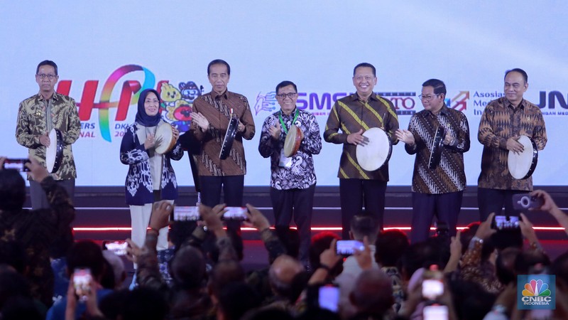 Presiden RI Joko Widodo di dampingi, kiri - kanan :PJ Gubernur DKI Jakarta, Heru Budi Hartono, Ketua Dewan Pers, Ninik Rahayu, Ketua PWI, Hendry CH Bangun, Ketua MPR Bambang Soesatyo, Sekretaris Kabinet Indonesia Pramono Anung dan Menkominfo Budi Ari Setiadi dalam acara Puncak Peringatan Hari Pers Nasional 2024 pada Selasa (20/2/2024). Presiden RI Joko Widodo di dampingi, kiri - kanan :PJ Gubernur DKI Jakarta, Heru Budi Hartono, Ketua Dewan Pers, Ninik Rahayu, Ketua PWI, Hendry CH Bangun, Ketua MPR Bambang Soesatyo, Sekretaris Kabinet Indonesia Pramono Anung dan Menkominfo Budi Ari Setiadi dalam acara Puncak Peringatan Hari Pers Nasional 2024 pada Selasa (20/2/2024). (CNBC Indonesia/Muhammad Sabki)