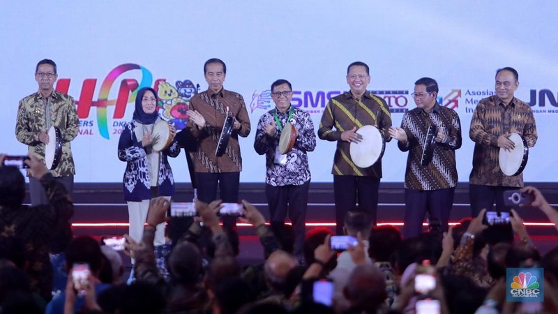 Presiden RI Joko Widodo di dampingi, kiri - kanan :PJ Gubernur DKI Jakarta, Heru Budi Hartono, Ketua Dewan Pers, Ninik Rahayu, Ketua PWI, Hendry CH Bangun, Ketua MPR  Bambang Soesatyo, Sekretaris Kabinet Indonesia Pramono Anung dan Menkominfo Budi Ari Setiadi dalam acara Puncak Peringatan Hari Pers Nasional 2024 pada Selasa (20/2/2024). (CNBC Indonesia/Muhammad Sabki)