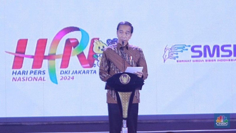 Presiden RI Joko Widodo di dampingi, kiri - kanan :PJ Gubernur DKI Jakarta, Heru Budi Hartono, Ketua Dewan Pers, Ninik Rahayu, Ketua PWI, Hendry CH Bangun, Ketua MPR  Bambang Soesatyo, Sekretaris Kabinet Indonesia Pramono Anung dan Menkominfo Budi Ari Setiadi dalam acara Puncak Peringatan Hari Pers Nasional 2024 pada Selasa (20/2/2024). (CNBC Indonesia/Muhammad Sabki)