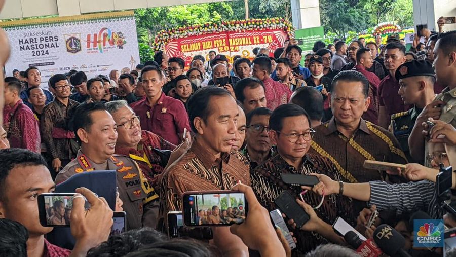 Presiden Joko Widodo usai menghadiri acara Puncak Peringatan Hari Pers Nasional 2024 di Ecovention Ancol, Jakarta pada Selasa (20/2/2024). (CNBC Indonesia/Emir Yanwardhana)