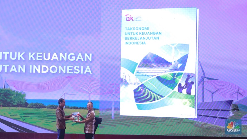Presiden RI Jokowi memberi sambutan di acara Pertemuan Tahunan Industri Jasa Keuangan 2024 di Hotel St Regis, Jakarta, Selasa, (20/2/2024). (CNBC Indonesia/Muhammad Sabki) Presiden RI Jokowi memberi sambutan di acara Pertemuan Tahunan Industri Jasa Keuangan 2024 di Hotel St Regis, Jakarta, Selasa, (20/2/2024). (CNBC Indonesia/Muhammad Sabki)