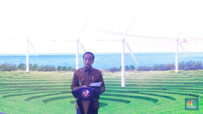 Presiden RI Jokowi memberi sambutan di acara Pertemuan Tahunan Industri Jasa Keuangan 2024 di Hotel St Regis, Jakarta, Selasa, (20/2/2024). (CNBC Indonesia/Muhammad Sabki)