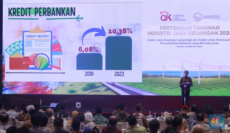 Presiden RI Jokowi memberi sambutan di acara Pertemuan Tahunan Industri Jasa Keuangan 2024 di Hotel St Regis, Jakarta, Selasa, (20/2/2024). (CNBC Indonesia/Muhammad Sabki)