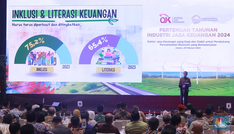 Presiden RI Jokowi memberi sambutan di acara Pertemuan Tahunan Industri Jasa Keuangan 2024 di Hotel St Regis, Jakarta, Selasa, (20/2/2024). (CNBC Indonesia/Muhammad Sabki)