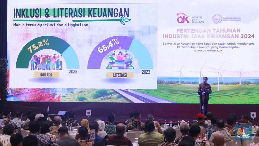Presiden RI Jokowi memberi sambutan di acara Pertemuan Tahunan Industri Jasa Keuangan 2024 di Hotel St Regis, Jakarta, Selasa, (20/2/2024). (CNBC Indonesia/Muhammad Sabki)