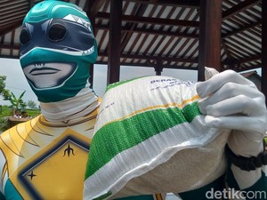 Pakai Kostum Power Rangers Antre Beras Bantuan di Klaten, Sarijo Jadi Sorotan