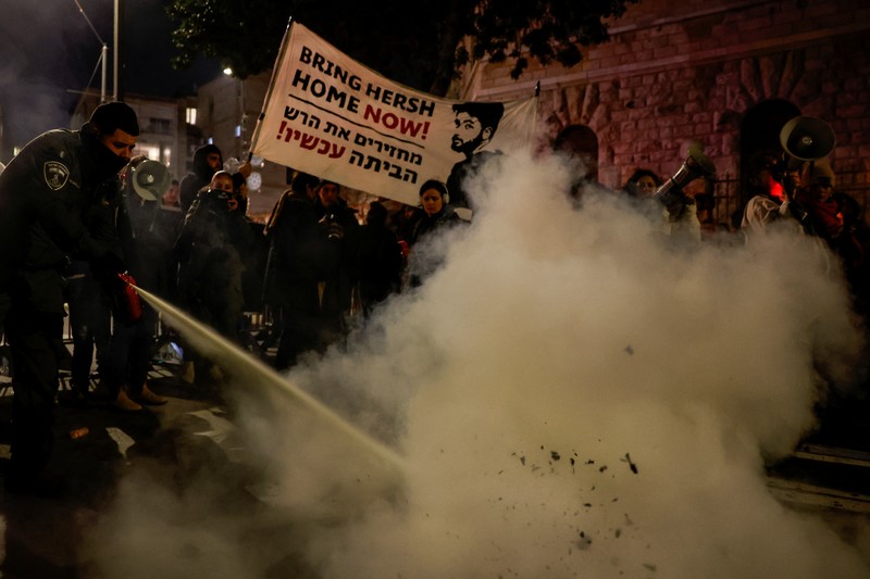 Demonstran berbaris menuju kediaman Perdana Menteri Israel Benjamin Netanyahu, saat melakukan protes terhadap pemerintah Israel, di tengah konflik yang sedang berlangsung antara Israel dan kelompok Islam Palestina Hamas, di Yerusalem, 19 Februari 2024. Demonstran berbaris menuju kediaman Perdana Menteri Israel Benjamin Netanyahu, saat melakukan protes terhadap pemerintah Israel, di tengah konflik yang sedang berlangsung antara Israel dan kelompok Islam Palestina Hamas, di Yerusalem, 19 Februari 2024. (REUTERS/Ammar Awad)