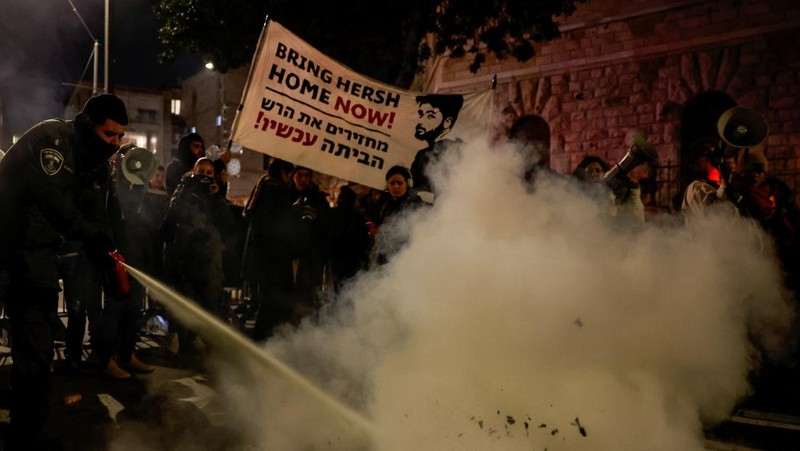 Demonstran berbaris menuju kediaman Perdana Menteri Israel Benjamin Netanyahu, saat melakukan protes terhadap pemerintah Israel, di tengah konflik yang sedang berlangsung antara Israel dan kelompok Islam Palestina Hamas, di Yerusalem, 19 Februari 2024. (REUTERS/Ammar Awad)