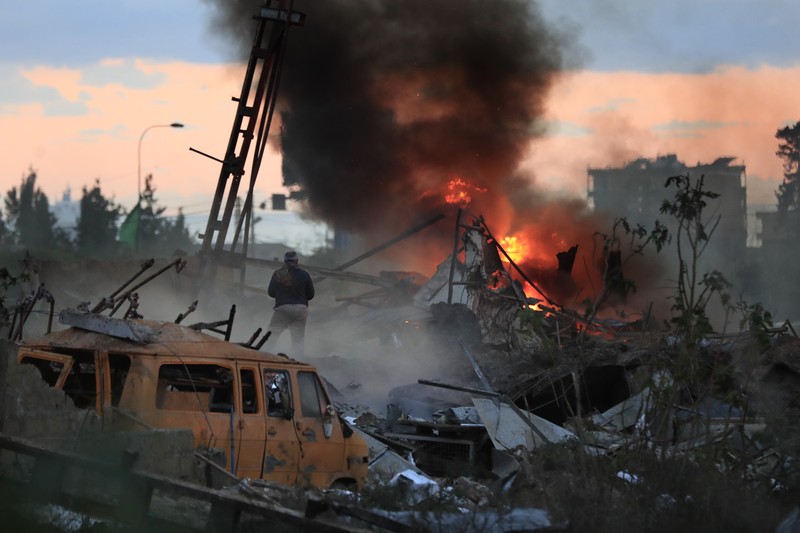 Asap hitam dan api membubung dari gudang yang terbakar, diserang oleh serangan Israel, di kawasan industri, di kota pesisir selatan Ghazieh, Lebanon, Senin, 19 Februari 2024. Asap hitam dan api membubung dari gudang yang terbakar, diserang oleh serangan Israel, di kawasan industri, di kota pesisir selatan Ghazieh, Lebanon, Senin, 19 Februari 2024. Angkatan udara Israel melakukan setidaknya dua serangan udara di dekat wilayah selatan kota pelabuhan Sidon dalam salah satu serangan terbesar di dekat kota besar, media pemerintah melaporkan. (AP Photo/Mohammed Zaatari)