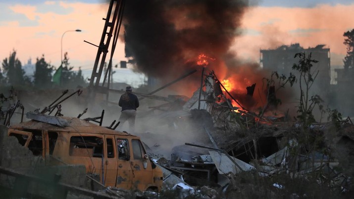 Seorang pria memeriksa gudang yang terbakar dan hancur akibat serangan Israel, di kawasan industri, di kota pesisir selatan Ghazieh, Lebanon, Senin, 19 Februari 2024. Angkatan udara Israel melakukan setidaknya dua serangan udara di dekat pelabuhan selatan kota Sidon dalam salah satu serangan terbesar di dekat kota besar, media pemerintah melaporkan. (AP Photo/Mohammed Zaatari)