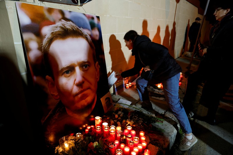 Orang-orang menghadiri protes dan kewaspadaan yang diadakan di depan kedutaan Rusia menyusul kematian pemimpin oposisi Rusia Alexei Navalny, di Kappara, Malta, 19 Februari 2024. Orang-orang menghadiri protes dan kewaspadaan yang diadakan di depan kedutaan Rusia menyusul kematian pemimpin oposisi Rusia Alexei Navalny, di Kappara, Malta, 19 Februari 2024. (REUTERS/Darrin Zammit Lupi)