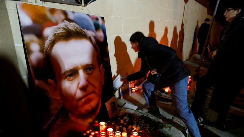 Orang-orang menghadiri protes dan kewaspadaan yang diadakan di depan kedutaan Rusia menyusul kematian pemimpin oposisi Rusia Alexei Navalny, di Kappara, Malta, 19 Februari 2024. (REUTERS/Darrin Zammit Lupi)