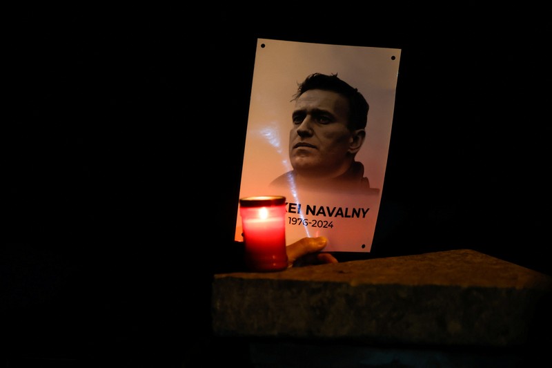 Orang-orang menghadiri protes dan kewaspadaan yang diadakan di depan kedutaan Rusia menyusul kematian pemimpin oposisi Rusia Alexei Navalny, di Kappara, Malta, 19 Februari 2024. (REUTERS/Darrin Zammit Lupi)