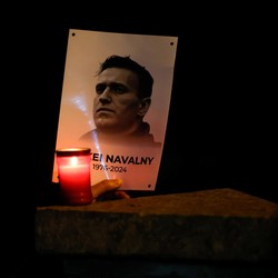 Jadi Simbol Perlawanan, Eropa-AS Nyalakan Lilin untuk Alexei Navalny