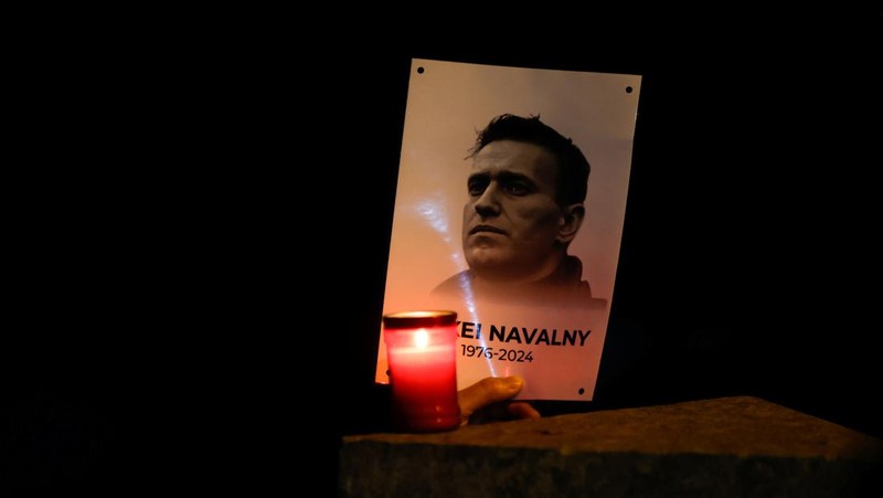 Orang-orang menghadiri protes dan kewaspadaan yang diadakan di depan kedutaan Rusia menyusul kematian pemimpin oposisi Rusia Alexei Navalny, di Kappara, Malta, 19 Februari 2024. (REUTERS/Darrin Zammit Lupi)