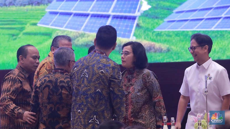 Ketua Dewan Komisioner Otoritas Jasa Keuangan Mahendra Siregar memberi sambutan di acara Pertemuan Tahunan Industri Jasa Keuangan 2024 di Hotel St Regis, Jakarta, Selasa, (20/2/2024). (CNBC Indonesia/Muhammad Sabki) Ketua Dewan Komisioner Otoritas Jasa Keuangan Mahendra Siregar memberi sambutan di acara Pertemuan Tahunan Industri Jasa Keuangan 2024 di Hotel St Regis, Jakarta, Selasa, (20/2/2024). (CNBC Indonesia/Muhammad Sabki)