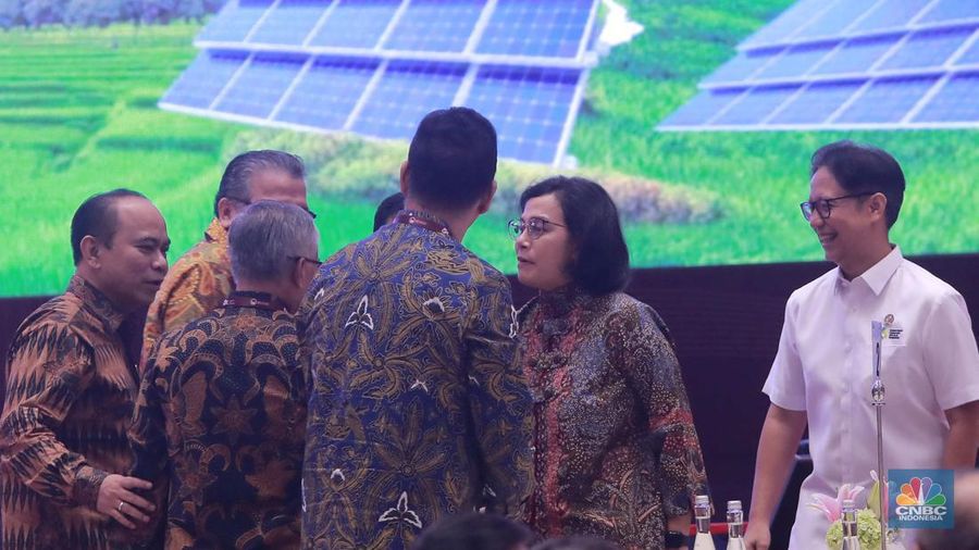 Ketua Dewan Komisioner Otoritas Jasa Keuangan Mahendra Siregar memberi sambutan di acara Pertemuan Tahunan Industri Jasa Keuangan 2024 di Hotel St Regis, Jakarta, Selasa, (20/2/2024). (CNBC Indonesia/Muhammad Sabki)