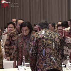 Momen Langka, Jokowi, Sri Mulyani & Airlangga Semeja dan Berbagi Tawa